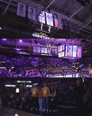 Image post by @uw_mbb on Instagram