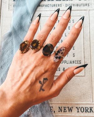 Image post by @maejeanvintage on Instagram