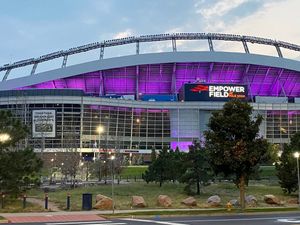 Image post by @BroncosOffField on Twitter