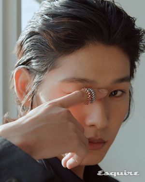 Image post by @esquire.korea on Instagram