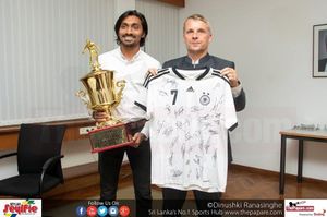 Image post by @thepaparefootball on Facebook