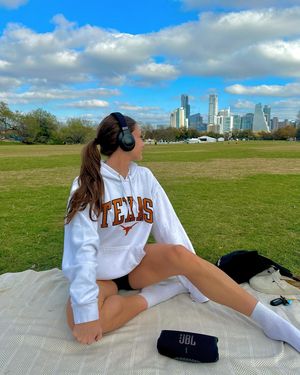 Image post by @shayholle on Instagram