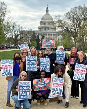 Image post by @momsrising on Instagram