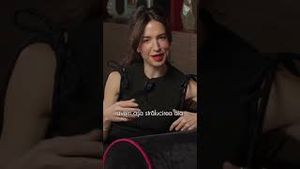 Video post by @lauracomanl on YouTube