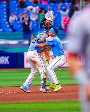 Image post by @raysbeisbol on Instagram