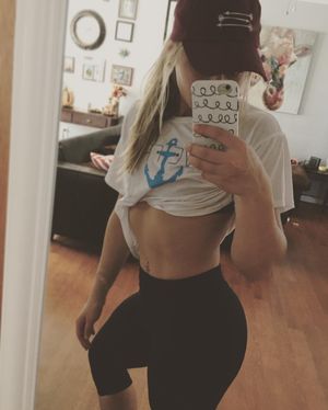 Image post by @_zoekahn_ on Instagram