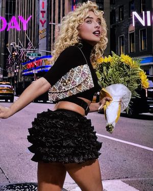 Image post by @slaybrinacarpenterr on Instagram