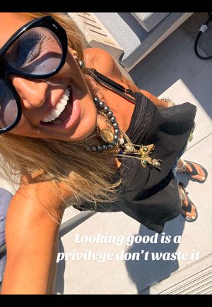 Video post by @shop.with.caroline on TikTok