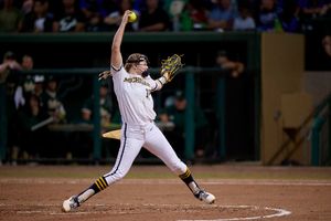 Image post by @umichsoftball on Twitter