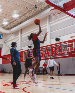 Image post by @uhcougarwbb on Instagram