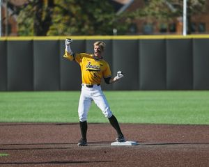 Image post by @UIBaseball on Twitter