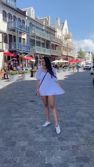 Video post by @sabrinanoellee on Instagram