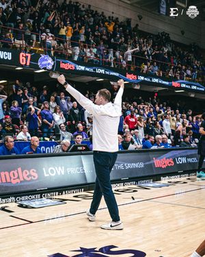 Image post by @etsumensbasketball on Instagram