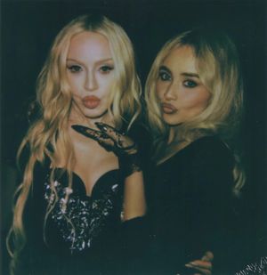 Image post by @slaybrinacarpenterr on Instagram