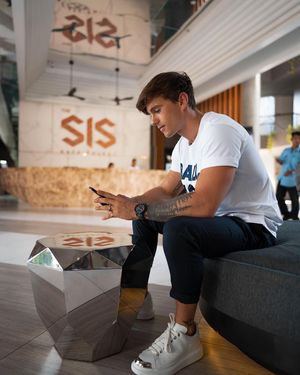 Image post by @str0id on Instagram