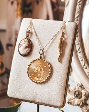 Image post by @maejeanvintage on Instagram