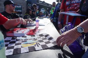 Image post by @phoenixraceway on Twitter