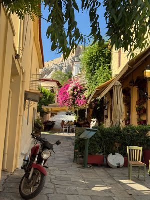 Image post by @llavieboheme on Instagram