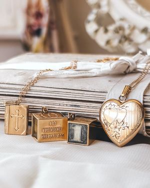 Image post by @maejeanvintage on Instagram