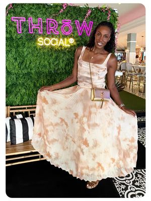 Image post by @lisaleslie on Instagram