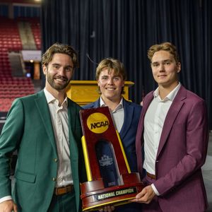 Image post by @du_hockey on Instagram