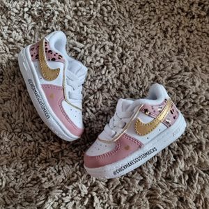 Image post by @chickmakescustomkicks on Instagram