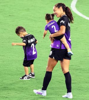 Image post by @sydneyleroux on Twitter