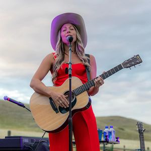 Image post by @colbiecaillat on Instagram