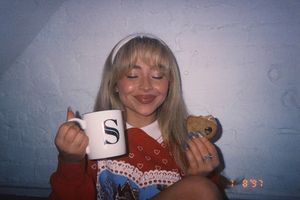 Image post by @slaybrinacarpenterr on Instagram