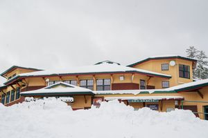 Image post by @mountsunapeeresort on Facebook
