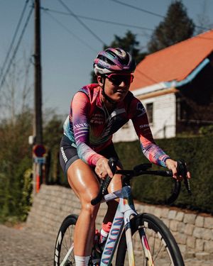 Image post by @wmncycling on Instagram