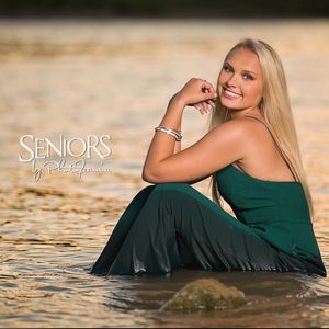 Image post by @seniorsbyphotojeania on Instagram
