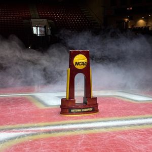 Image post by @du_hockey on Instagram