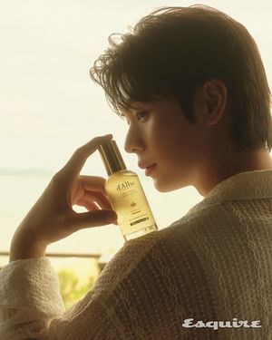 Image post by @esquire.korea on Instagram