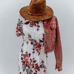 Image post by @shopfillyflair on Instagram