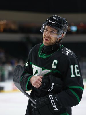 Image post by @txstarshockey on Instagram