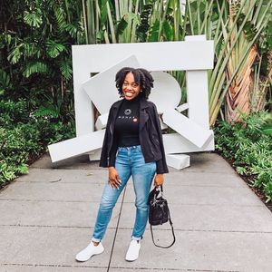Image post by @gloriasmiless on Instagram