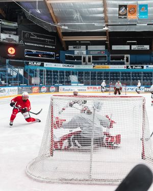 Image post by @swissicehockeywomen on Instagram