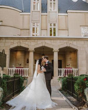 Image post by @thismodernlovephoto on Instagram