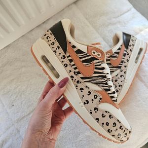 Image post by @chickmakescustomkicks on Instagram