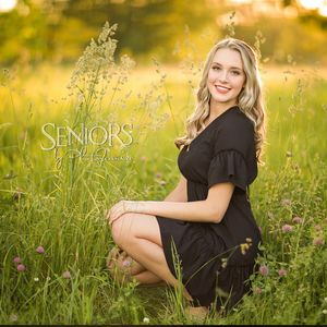 Image post by @seniorsbyphotojeania on Instagram