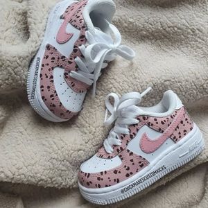 Image post by @chickmakescustomkicks on Instagram