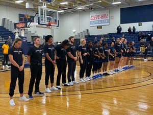 Image post by @UBwomenshoops on Twitter