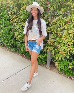 Image post by @sabrinanoellee on Instagram