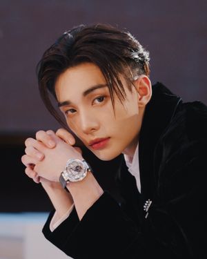 Image post by @esquire.korea on Instagram