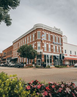 Image post by @mottobentonville on Instagram