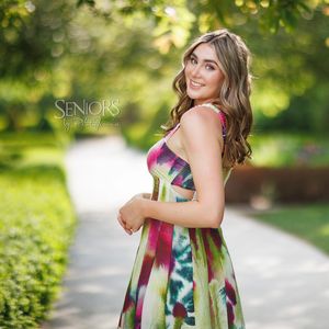 Image post by @seniorsbyphotojeania on Instagram