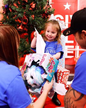 Image post by @Macys on Twitter