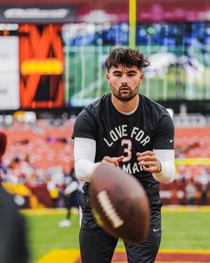 Image post by @Commanders on Twitter