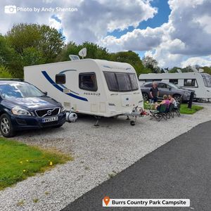 Image post by @candmclub on Instagram